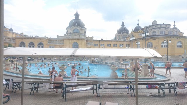 budapest, road-trip, city-break, hungary, ps-bloggers, ewa-michalak, luton, plus-size-bloggers, plus-size, bloggers, blog, travel-blog, danube-river, ruin-bars, thermal-spas, Széchenyi-Thermal-Bath, Il-Terzo-Cerchio, Bar-Szimpla, tram-system, 