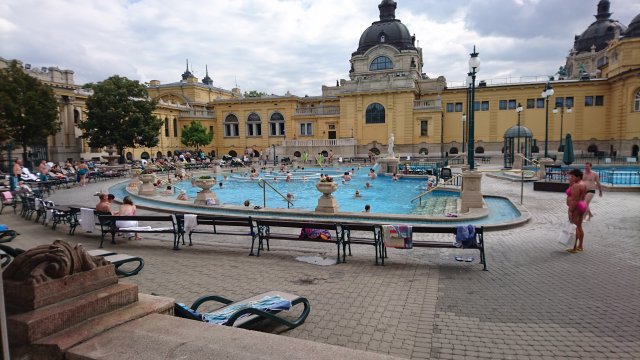 budapest, road-trip, city-break, hungary, ps-bloggers, ewa-michalak, luton, plus-size-bloggers, plus-size, bloggers, blog, travel-blog, danube-river, ruin-bars, thermal-spas, Széchenyi-Thermal-Bath, Il-Terzo-Cerchio, Bar-Szimpla, tram-system, 