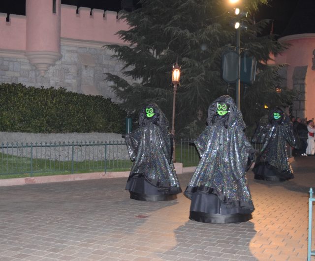 annettes, disneyland paris, mickeys soiree, halloween, halloween soiree, fancy dress, merida, elsa, 50's diner, illuminations, parade, disney parade, disney villains, boo brown, blogger holiday, blogger adventures, 