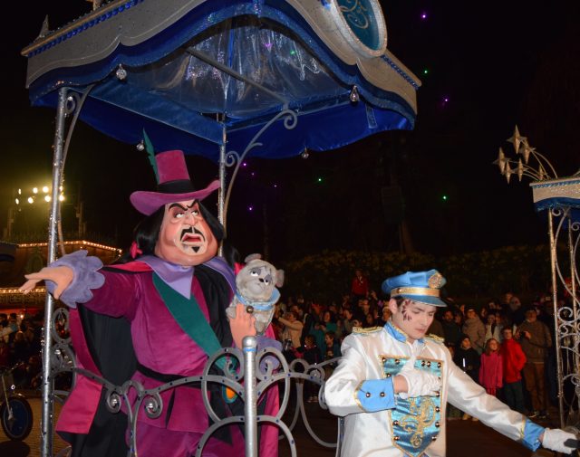 annettes, disneyland paris, mickeys soiree, halloween, halloween soiree, fancy dress, merida, elsa, 50's diner, illuminations, parade, disney parade, disney villains, boo brown, blogger holiday, blogger adventures, 