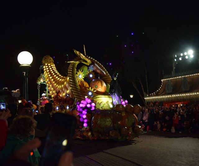 annettes, disneyland paris, mickeys soiree, halloween, halloween soiree, fancy dress, merida, elsa, 50's diner, illuminations, parade, disney parade, disney villains, boo brown, blogger holiday, blogger adventures, 