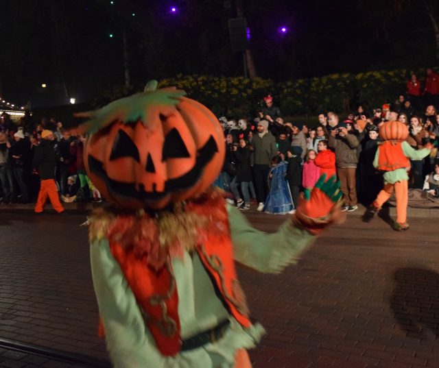 annettes, disneyland paris, mickeys soiree, halloween, halloween soiree, fancy dress, merida, elsa, 50's diner, illuminations, parade, disney parade, disney villains, boo brown, blogger holiday, blogger adventures, 