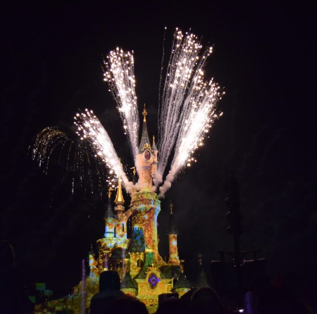 annettes, disneyland paris, mickeys soiree, halloween, halloween soiree, fancy dress, merida, elsa, 50's diner, illuminations, parade, disney parade, disney villains, boo brown, blogger holiday, blogger adventures, 