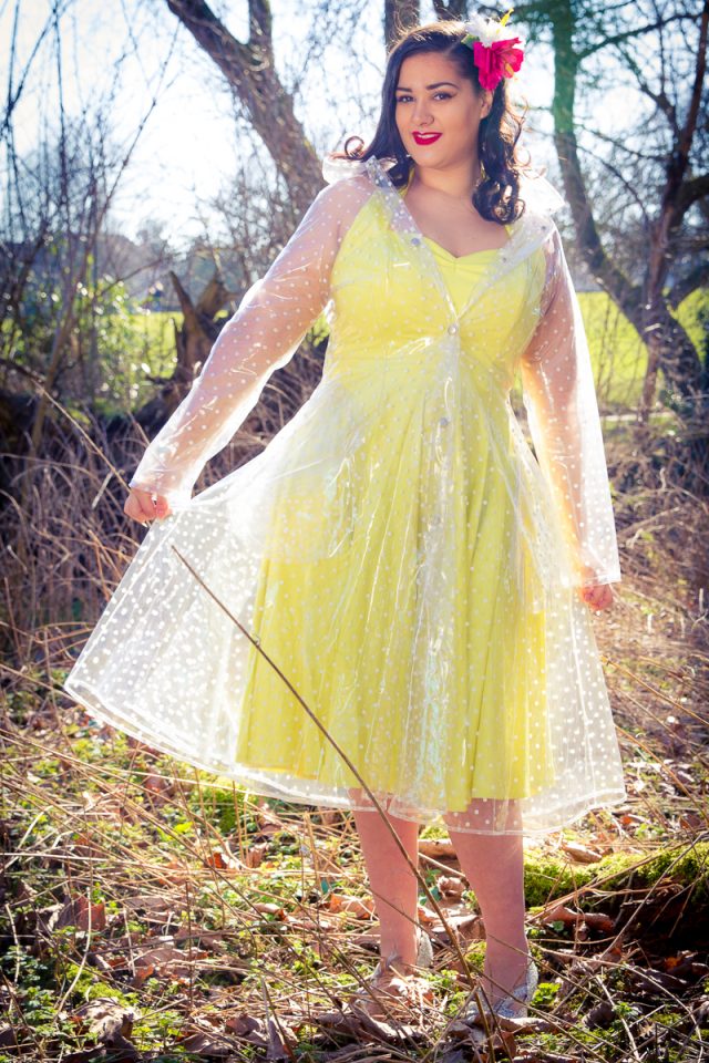 photoshoot, plus size photoshoot, plus size model, plus size modelling, plus size clothing, plus size dress, pin up girl clothing, elements rainwear, vivien of holloway dress, fotopositief photography, abington park, northampton, vintage style clothing, vintage style photoshoot, plus size vintage, vintage rainwear, hair accessories, hair flowers