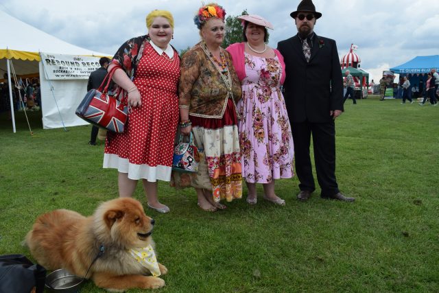 vintage style, vintage dress, vintage ladies, vintage hat, chow chow, theodore, theodorable, leicester vintage carnival, craig thorpe photography, barry pickering photography, leicester racecours, ajs diner, rock n roll, vintage cars, vintage pals, jg and the ultimates 