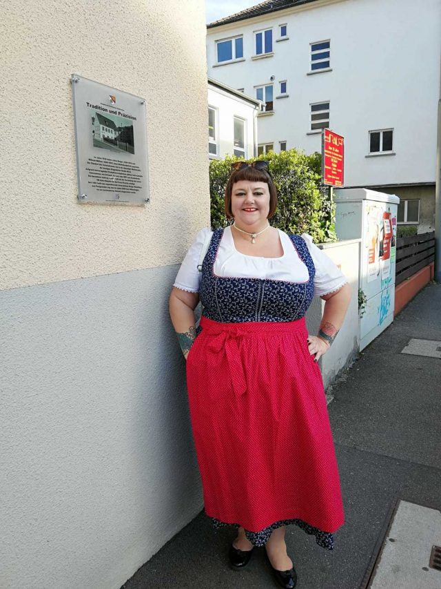 dirndl, dirndl dress, wenger austrian style, stuttgart, germany, cannstatter volksfest, cannstatter wasen, city breaks, european city breaks, short breaks, german holiday, trip to germany, solo traveller, plus size adventures, plus size travel, eurowings, dirndl apron, dirndl blouse, traditional dress, lederhosen, national costume, german costume, oktoberfest 2018 , betty bangs, short fringe, micro fringe, bob hairstyle, short bob