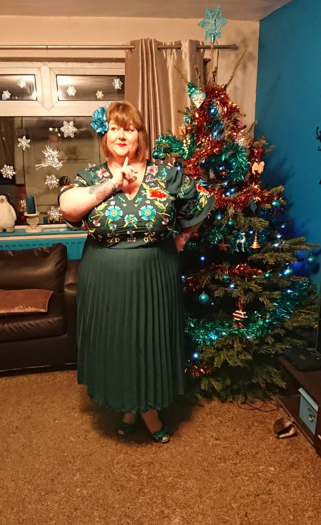 unique vintage, goldwyn dress, plus size gown, plus size dress, plus size fashion, plus size fatshion, plus size style, plus size vintage style, vintage style, bodyposi, bopo warrior, asos curve, asos design curve, green embroidered midi dress, ASOS plus size dress, Pandora necklace, irregular choice shoes, 