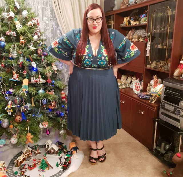 unique vintage, goldwyn dress, plus size gown, plus size dress, plus size fashion, plus size fatshion, plus size style, plus size vintage style, vintage style, bodyposi, bopo warrior, asos curve, asos design curve, green embroidered midi dress, ASOS plus size dress, Pandora necklace, irregular choice shoes, 