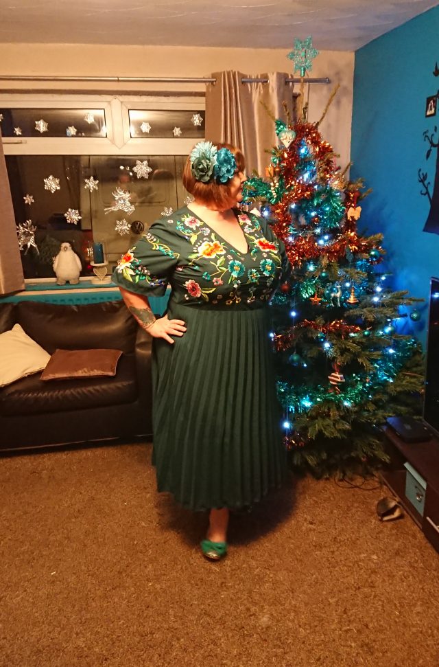 unique vintage, goldwyn dress, plus size gown, plus size dress, plus size fashion, plus size fatshion, plus size style, plus size vintage style, vintage style, bodyposi, bopo warrior, asos curve, asos design curve, green embroidered midi dress, ASOS plus size dress, Pandora necklace, irregular choice shoes, 