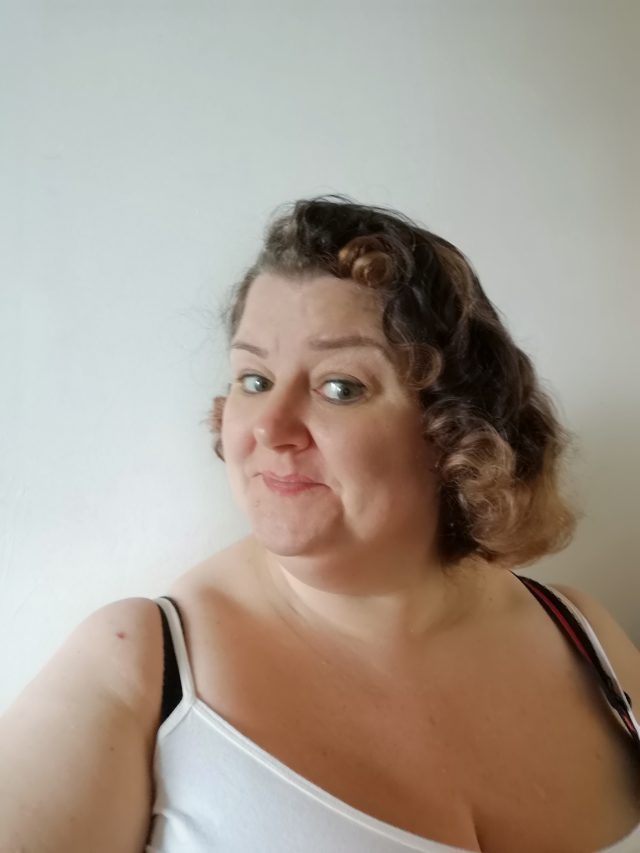 Vintage Hair, Vintage Hair Styling, Vintage Curls, Wet Set, Vintage Brush Out, Victory Rolls, Babylis Curl Secret, Sponge Rollers, Pin Curls, Hair Accessories, Hair Flowers, Hair Snood, Vintage Haircuts, Le Keux, House of Drewvid, Lucie Luella, Pin Up Curl, 