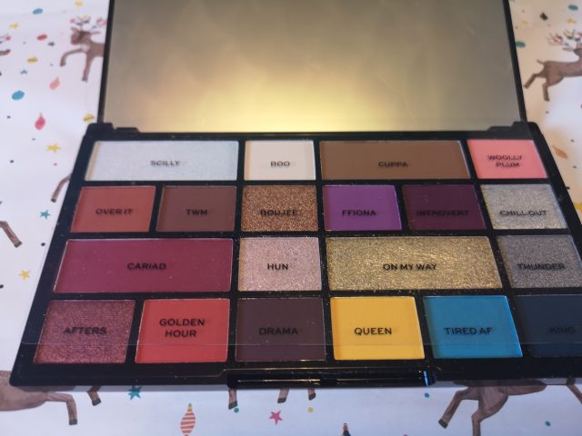 Make up, Make up experiment, Eye shadow, Bright Eyeshadows, Make up Revolution, Eyeshadow palettes, Plus size style, Plus size face, Make up trials