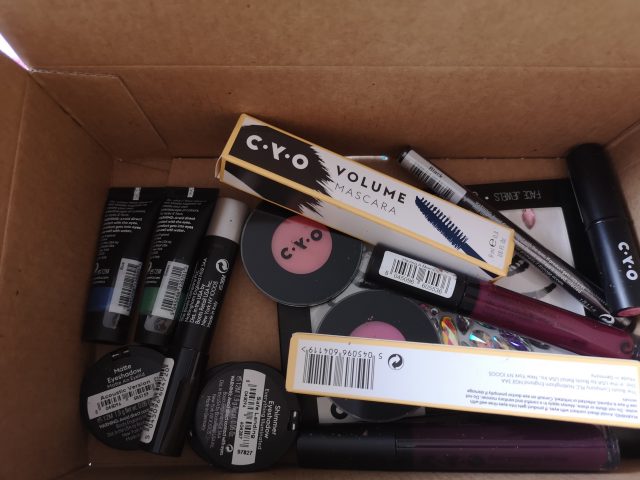 Boots Bundles, Tenner Tuesdays, £10 Tuesdays, CYO makeup C.Y.O Makeup, Boots Makeup, Makeup reviews, Bold and Bright Bundle, Hollywood Glamour Bundle, 