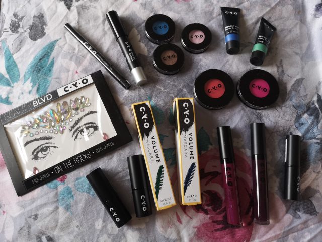 Boots Bundles, Tenner Tuesdays, £10 Tuesdays, CYO makeup C.Y.O Makeup, Boots Makeup, Makeup reviews, Bold and Bright Bundle, Hollywood Glamour Bundle, 