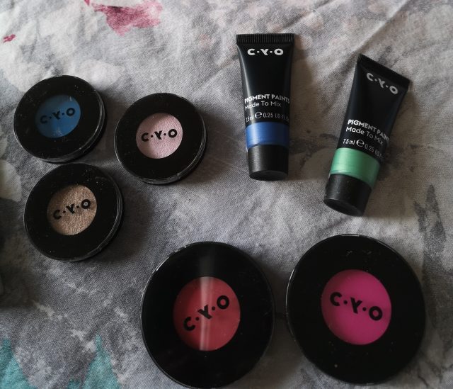 Boots Bundles, Tenner Tuesdays, £10 Tuesdays, CYO makeup C.Y.O Makeup, Boots Makeup, Makeup reviews, Bold and Bright Bundle, Hollywood Glamour Bundle, 