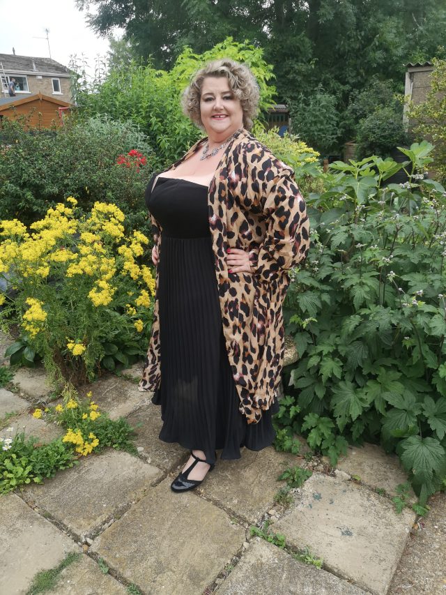 Shein, Shein Clothing, Shein Curve, Shein Gals, Plus Size Clothing, Plus Size Fashion, Plus Size Style, Size 24 Style, Size 26 Style, Plus Size Dress, Plus Size Coat, Dry Robe, Plus Size Jacket, Plus Size FloralsVintage Style, Vintage Fashion, Repro Vintage, Reproduction Vintage,