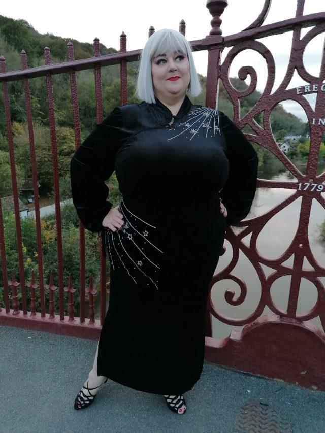 Shein, Shein Gals, Shein Curve, Shein Dress, Shein Gown, Shein Occasionwear, Chinese Style Dress, Chinese Dress, 1930s Dress, 1930s Style, Velvet Dress, Silver Star Dress, Velvet Gown, Velvet Plus Size, Plus Size Dress, Plus Size Gown, Plus Size Clothing, Plus Size Style, Size 24 Style, Plus Size Positive, Body Positivity, Visible Belly, Figure Hugging Dress, Wiggle Dress, Wiggle Gown