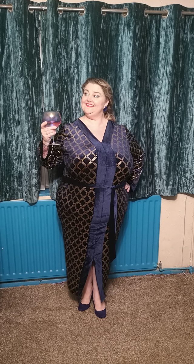 Shein, Shein Gals, Shein Curve, Shein Dress, Shein Gown, Shein Occasionwear, Chinese Style Dress, Chinese Dress, 1930s Dress, 1930s Style, Velvet Dress, Silver Star Dress, Velvet Gown, Velvet Plus Size, Plus Size Dress, Plus Size Gown, Plus Size Clothing, Plus Size Style, Size 24 Style, Plus Size Positive, Body Positivity, Visible Belly, Figure Hugging Dress, Wiggle Dress, Wiggle Gown