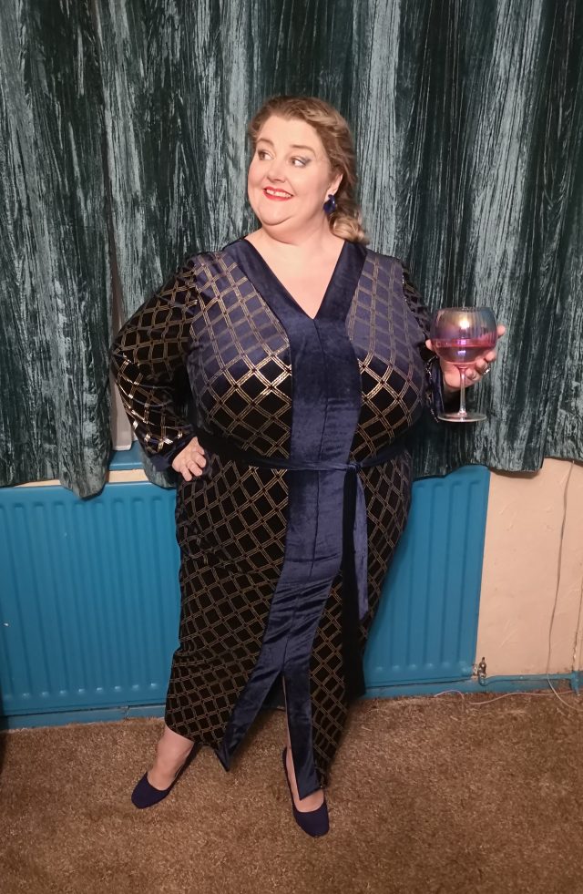 Shein, Shein Gals, Shein Curve, Shein Dress, Shein Gown, Shein Occasionwear, Chinese Style Dress, Chinese Dress, 1930s Dress, 1930s Style, Velvet Dress, Silver Star Dress, Velvet Gown, Velvet Plus Size, Plus Size Dress, Plus Size Gown, Plus Size Clothing, Plus Size Style, Size 24 Style, Plus Size Positive, Body Positivity, Visible Belly, Figure Hugging Dress, Wiggle Dress, Wiggle Gown