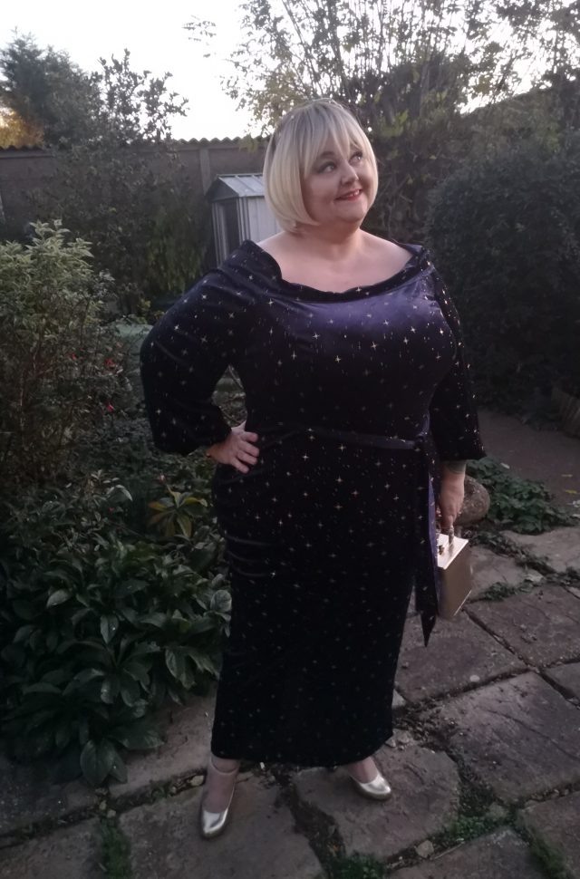 Shein, Shein Gals, Shein Curve, Shein Dress, Shein Gown, Shein Occasionwear, Chinese Style Dress, Chinese Dress, 1930s Dress, 1930s Style, Velvet Dress, Silver Star Dress, Velvet Gown, Velvet Plus Size, Plus Size Dress, Plus Size Gown, Plus Size Clothing, Plus Size Style, Size 24 Style, Plus Size Positive, Body Positivity, Visible Belly, Figure Hugging Dress, Wiggle Dress, Wiggle Gown