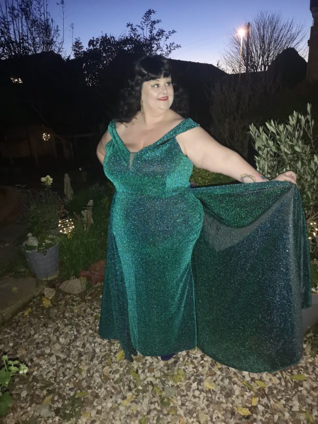 Shein, Shein Gals, Shein Curve, Shein Dress, Shein Gown, Shein Occasionwear, Chinese Style Dress, Chinese Dress, 1930s Dress, 1930s Style, Velvet Dress, Silver Star Dress, Velvet Gown, Velvet Plus Size, Plus Size Dress, Plus Size Gown, Plus Size Clothing, Plus Size Style, Size 24 Style, Plus Size Positive, Body Positivity, Visible Belly, Figure Hugging Dress, Wiggle Dress, Wiggle Gown