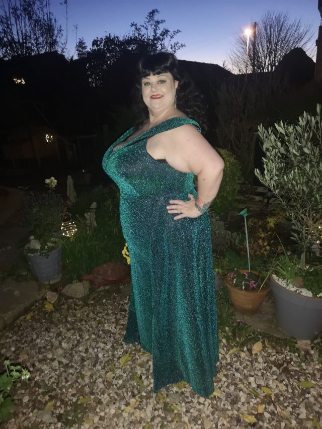 Shein, Shein Gals, Shein Curve, Shein Dress, Shein Gown, Shein Occasionwear, Chinese Style Dress, Chinese Dress, 1930s Dress, 1930s Style, Velvet Dress, Silver Star Dress, Velvet Gown, Velvet Plus Size, Plus Size Dress, Plus Size Gown, Plus Size Clothing, Plus Size Style, Size 24 Style, Plus Size Positive, Body Positivity, Visible Belly, Figure Hugging Dress, Wiggle Dress, Wiggle Gown