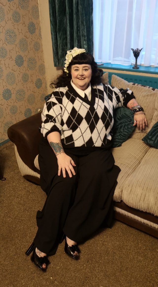 Shein, Shein Clothing, Shein Curve, Shein Gals, Plus Size Clothing, Plus Size Fashion, Plus Size Style, Size 24 Style, Size 26 Style,1930s Style, Wide Leg Trousers, Vintage Style, Vintage Fashion, Repro Vintage, Reproduction Vintage, Vintage Accessories, Bow and Crossbon