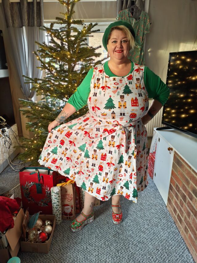 Christmas, Christmas Outfits, Christmas Dresses, Christmas Accessories, Plus Size Clothing, Plus Size Dresses, Plus Size Fashion, Plus Size Style, Fatshion, Fatshionista, Plus Size Disabilities, Plus Size Issues, Mobility Issues, Wheelchair User, Wheelchair Adventures, Plus Size Adventures